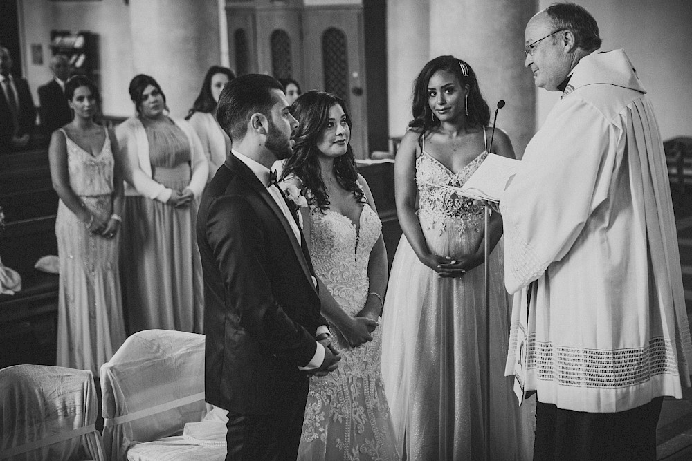 reportage Wundershöne kirchliche Hochzeit und anschließlich Shooting und Feier am Golf Platz mit Feuerwerk 26