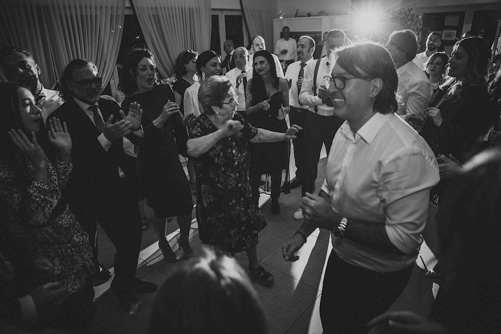 reportage Wundershöne kirchliche Hochzeit und anschließlich Shooting und Feier am Golf Platz mit Feuerwerk 57