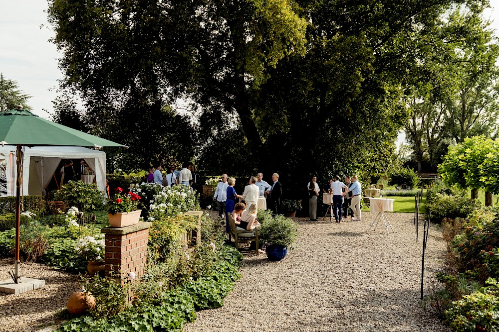 reportage Landhochzeit im Garten in Rees 46