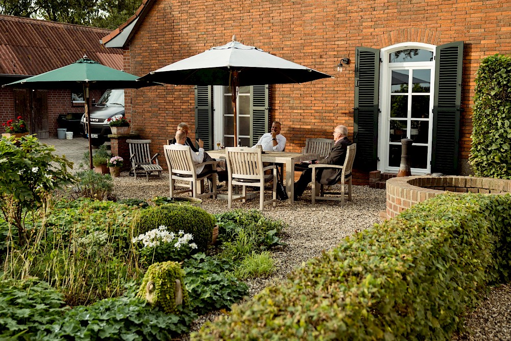 reportage Landhochzeit im Garten in Rees 55