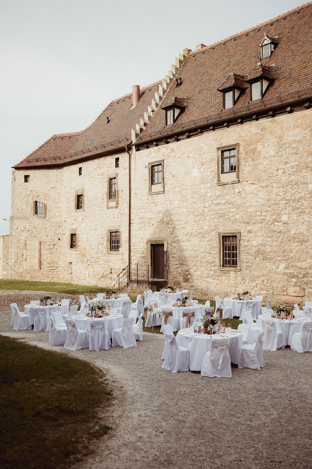 reportage Kirchliche Trauung und Feier auf Schloss Neuenburg 19