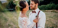 Zauberhafte Sommerhochzeit im Kloster Heilsbruck in Edenkoben.